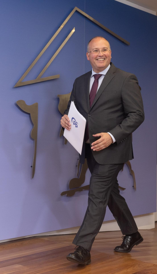 El portavoz del PP en el Congreso, Miguel Tellado, a su llegada a una rueda de prensa posterior a la Junta de portavoces, en el Congreso de los Diputados, a 25 de junio de 2024, en Madrid (España).