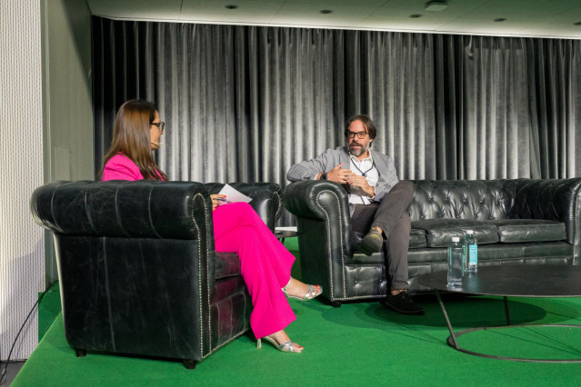 El secretario general de Movilidad Sostenible, Álvaro Fernández, y la directora del Área de Logística y Transporte de Aecoc, María Tena.