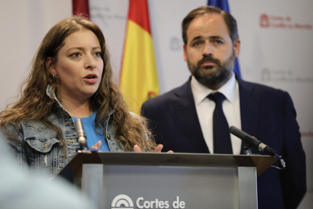 La vicesecretaria nacional del Partido Popular y diputada nacional, Ester Muñoz, junto al presidente regional del PP, Paco Núñez