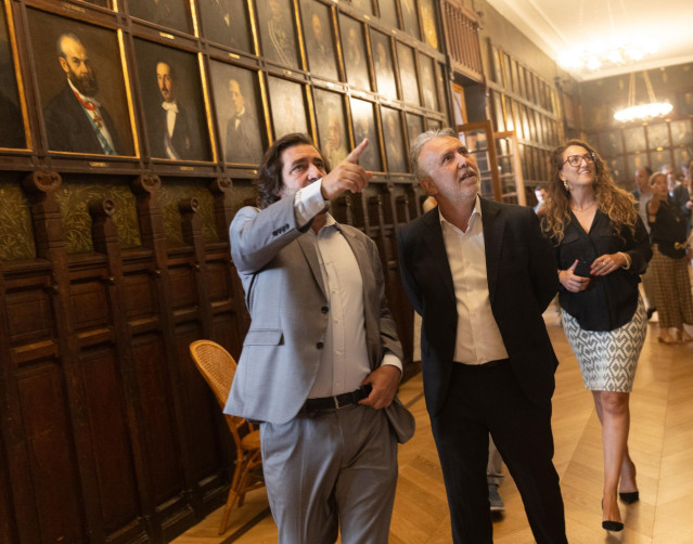 El ministro de Política Territorial y Memoria Democrática, Ángel Víctor Torres (c), durante su visita al Ateneo de Madrid, a 4 de julio de 2024, en Madrid (España).