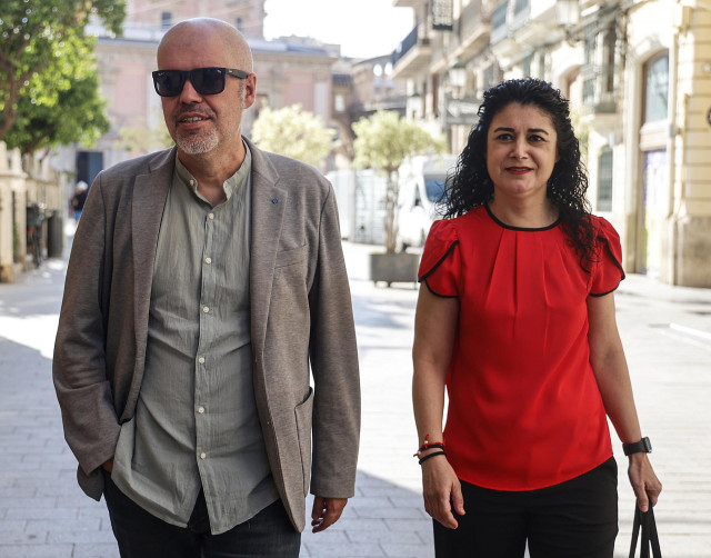 El secretario general de CCOO, Unai Sordo, y la secretaria general de CCOO PV, Ana García, a su llegada a una reunión con el presidente de la Generalitat Valenciana, en el Palau de la Generalitat