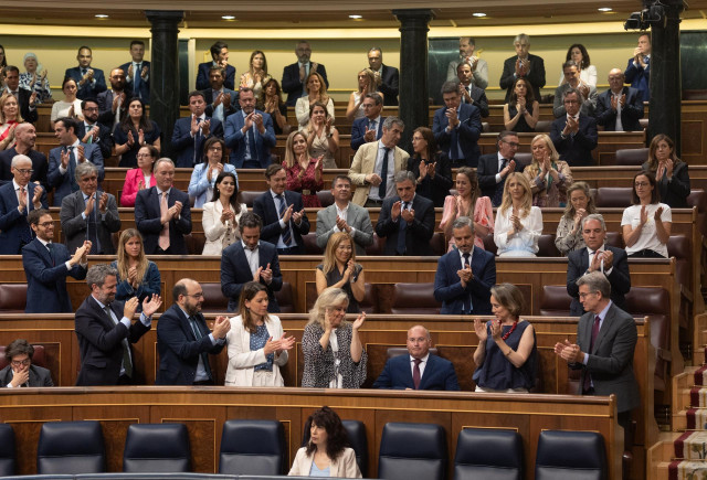 La bancada del PP aplaudiendo a su portavoz, Miguel Tellado