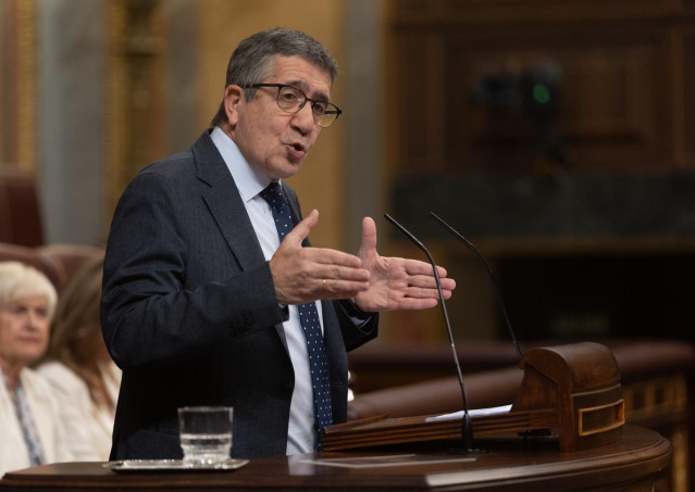 El portavoz del PSOE en el Congreso, Patxi López, interviene durante una sesión plenaria en el Congreso de los Diputados, a 4 de julio de 2024, en Madrid (España).