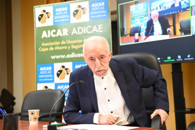 El presidente de ADICAE, Manuel Pardos, durante una rueda de prensa, a 4 de julio de 2024, en Zaragoza, Aragón (España). El Tribunal de Justicia de la Unión Europea (TJUE) avala la macrodemanda de Adicae contra más de 100 bancos en España por las cláusula