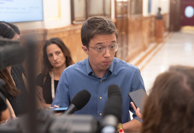 El líder de Más País y portavoz de Sumar en el Congreso, Iñigo Errejón, atiende a los medios de comunicación durante una sesión plenaria, en el Congreso de los Diputados, a 27 de junio de 2024, en Madrid (España).