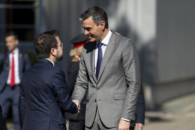 Archivo - El entonces president de la Generalitat, Pere Aragonès , y el presidente del Gobierno, Pedro Sánchez , se saludan durante el acto de la firma del acuerdo entre Ebro y Chery, el pasado mes de abril