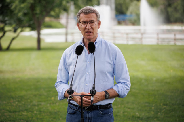 El presidente del Partido Popular, Alberto Núñez Feijóo, ofrece declaraciones a los medios durante su visita al campamento urbano que el Ayuntamiento de Torrejón organiza en el Parque Europa, a 28 de junio de 2024, en Torrejón de Ardoz, Madrid (España).