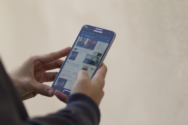 Archivo - Nuevas tecnologías, redes sociales, internet, teléfono inteligente, móvil, smartphone, Samsung