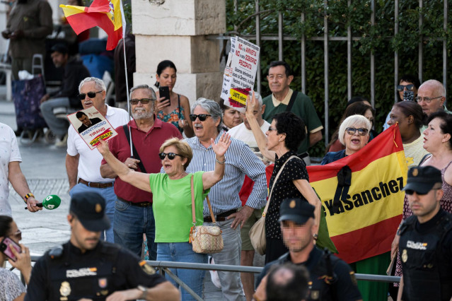 Varias personas se concentran para protestar contra el presidente del Gobierno antes de que su mujer, Begoña Gómez, llegue a declarar como investigada, en los juzgados de Plaza de Castilla, a 5 de julio