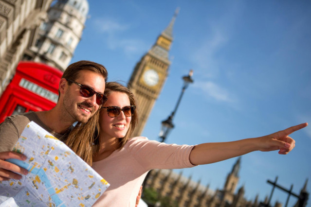 Archivo - Turistas en Londres.