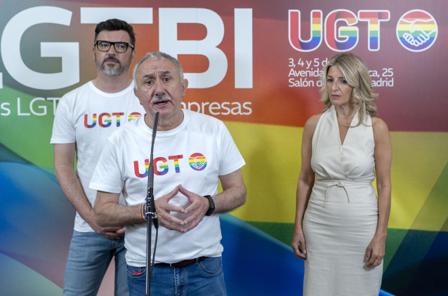 El secretario general de UGT, Pepe Álvarez (centro), junto a la vicepresidenta segunda, Yolanda Díaz (dcha) y el responsable de Acción LGTBI de UGT, Toño Abad (izda)