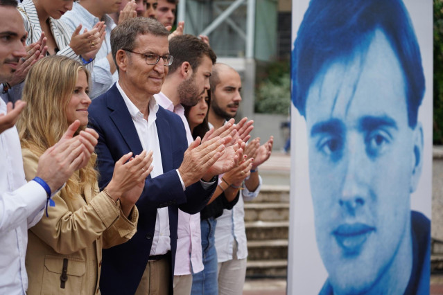 Archivo - La presidenta de Nuevas Generaciones del PP y diputada vasca, Beatriz Fanjul y el líder del PP, Alberto Núñez Feijóo, aplauden durante un homenaje del Partido Popular a Miguel Ángel Blanco, a 13 de julio de 2023, en Ermua, Vizcaya, Euskadi (Espa
