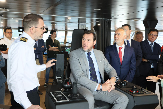 El ministro de Transportes y Movilidad Sostenible, Óscar Puente (c), y el ministro de Política Territorial y Memoria Democrática, Ángel Víctor Torres (d), durante la presentación del nuevo buque remolcador ‘Heroínas Sálvora’, en el Puerto de Las Palmas, a