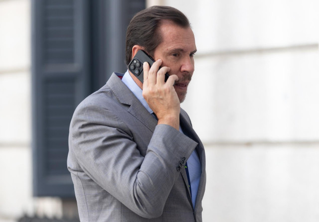 El ministro de Transportes y Movilidad Sostenible, Óscar Puente, a su llegada a una sesión plenaria en el Congreso de los Diputados, a 4 de julio de 2024, en Madrid (España). El Pleno del Congreso celebra una sesión extraordinaria para debatir como único