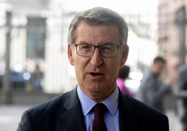 El presidente del Partido Popular, Alberto Núñez Feijóo, a su llegada a una sesión plenaria en el Congreso de los Diputados, a 4 de julio de 2024, en Madrid (España).