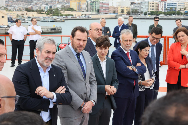 (I-D) El presidente del Gobierno de Canarias, Fernando Clavijo; el ministro de Transportes y Movilidad Sostenible, Óscar Puente; el delegado del Gobierno de Canarias, Anselmo Pestana; el ministro de Política Territorial y Memoria Democrática, Ángel Víctor