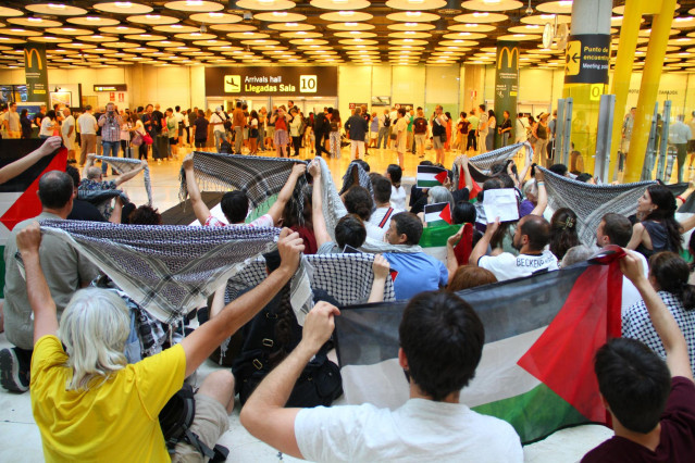 Un centenar de personas protestan en el Aeropuerto Madrid-Barajas para exigir al Gobierno romper relaciones con Israel