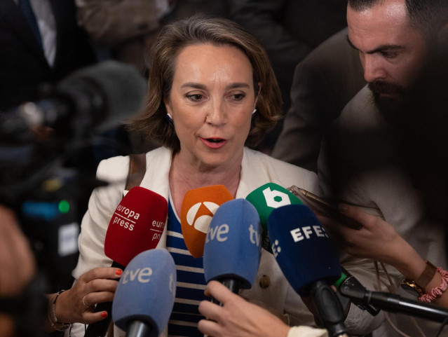La secretaria general del PP, Cuca Gamarra, ofrece declaraciones a los medios a su llegada a un desayuno informativo de Nueva Economía Forum, en el Hotel Mandarin Oriental Ritz de Madrid, a 2 de julio de 2024, en Madrid (España).