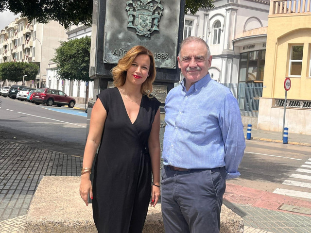 Los senadores del PP por Melilla Fernando Gutiérrez Díaz de Otazu e Isabel Moreno, ante el monolito de la Constitución en Melilla.