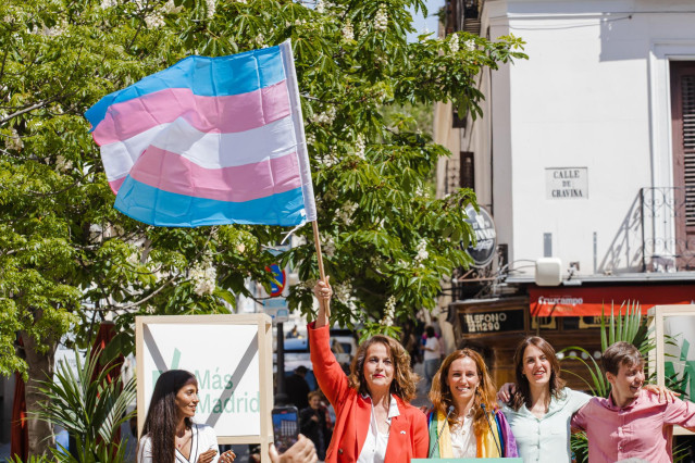 Archivo - La senadora Carla Antonelli, levantando una bandera Trans en un acto de Más Madrid