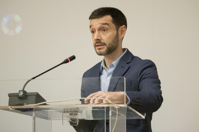 El ministro de Derechos Sociales, Pablo Bustinduy, durante su intervención en el conversatorio bajo el título ‘Palestina. Paz y seguridad para garantizar los derechos humanos y el cumplimiento de la Agenda 2030’, celebrado en la Casa Árabe de Madrid