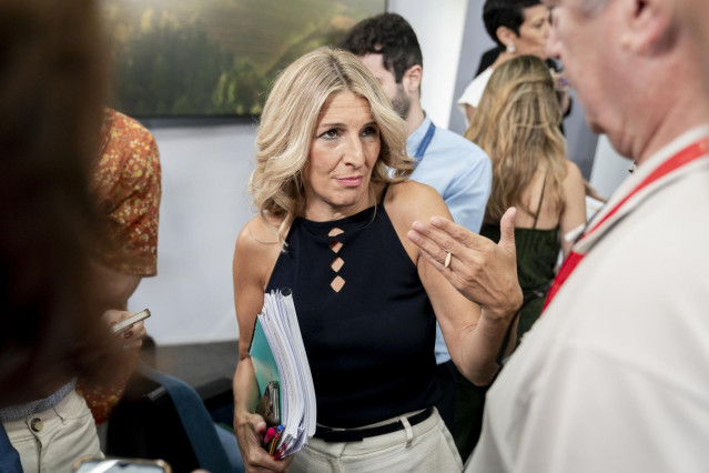 La vicepresidenta segunda y ministra de Trabajo, Yolanda Díaz, atiende a medios tras una rueda de prensa posterior a la reunión del Consejo de Ministros, en el Palacio de La Moncloa, a 2 de julio de 2024, en Madrid (España).