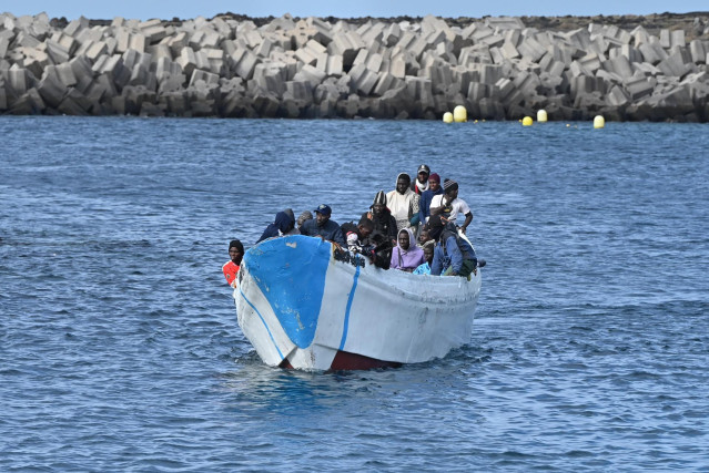 Archivo - Varios migrantes llegan al puerto de La Restinga, a 4 de febrero de 2024, en El Hierro, Santa Cruz de Tenerife, Tenerife, Canarias (España). Salvamento Marítimo ha interceptado hoy domingo seis embarcaciones en las que viajaban 357 personas cuan
