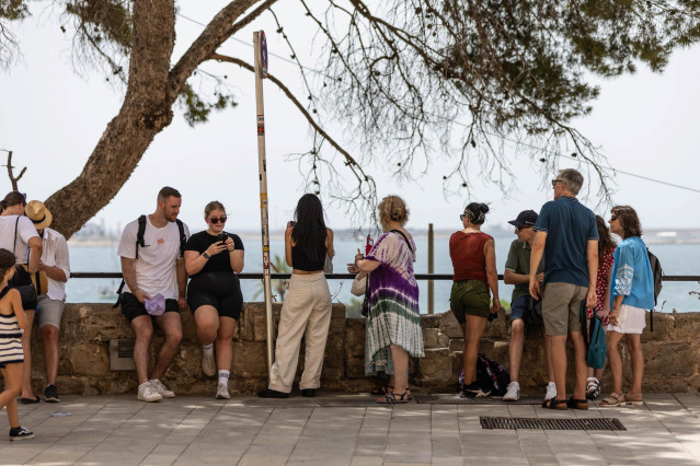 Archivo - Turistas paseando por Palma, a 11 de julio de 2023, en Palma de Mallorca, Mallorca, Baleares (España).