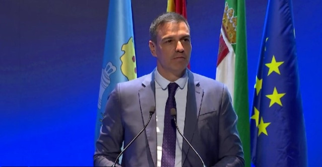 El presidente del Gobierno, Pedro Sánchez, tras la colocación de la primera piedra de la gigafactoría en Navalmoral de la Mata