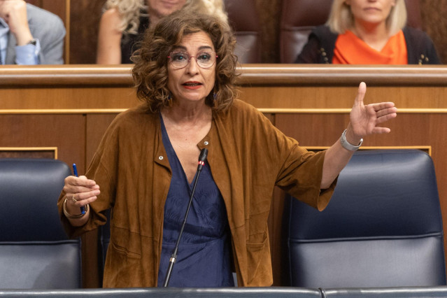 La vicepresidenta primera y ministra de Hacienda, María Jesús Montero, interviene durante una sesión de control al Gobierno, en el Congreso de los Diputados, a 26 de junio de 2024, en Madrid (España).