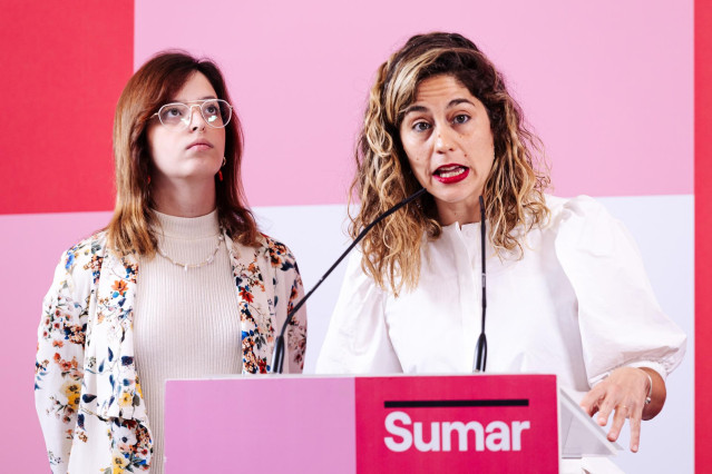 Las secretarias de Comunicación y Organización y miembros de la coordinadora colegiada de Sumar, Elizabeth Duval (i) y Lara Hernández (d), durante una rueda de prensa, en el Espacio Rastro, a 8 de julio de 2024, en Madrid (España).