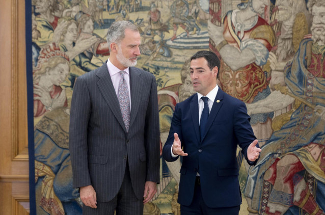 El Rey Felipe VI (i) recibe en audiencia al lehendakari, Imanol Pradales (d), en el Palacio de La Zarzuela