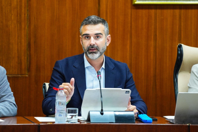 El consejero andaluz de Sostenibilidad, Medio Ambiente y Economía Azul, Ramón Fernández-Pacheco, en una foto de archivo en comisión parlamentaria.