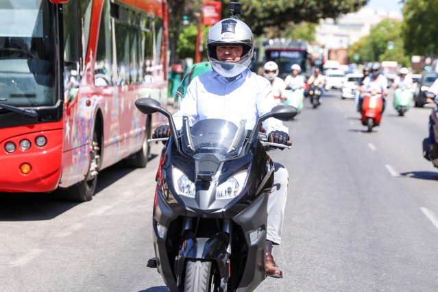 Archivo - El candidato popular José Luis Sanz recorre en moto una de las calles de la ciudad para comprobar el estado del asfalto.