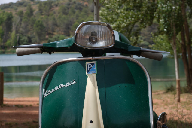 Archivo - Una Vespa durante la VIII Ruta del Vino en Vespa, a 27 de mayo de 2023, en Tomelloso, Ciudad Real, Castilla-La Mancha (España). Esta ruta es organizada por el Vespa Club Tomelloso y en esta ocasión ha logrado reunir alrededor de 200 inscritos.