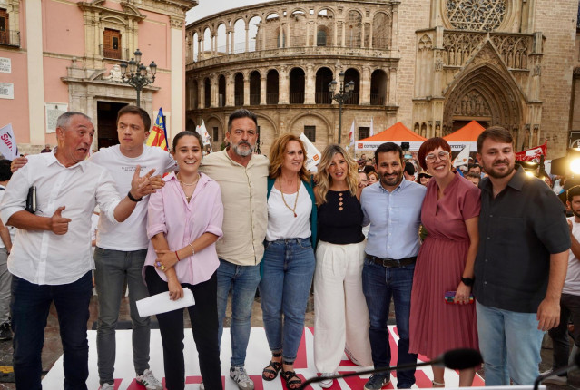 Archivo - Varios dirigentes de Sumar y Compromís, durante un acto público de cierre de campaña de Sumar, en la Plaza de la Virgen, a 7 de junio de 2024, en Valencia, Comunidad Valenciana (España).