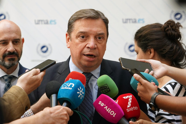 El ministro de Agricultura, Pesca y Alimentación, Luis Planas atiende a los medios de comunicación antes de su clase magistral en la UMA, a 8 de julio de 2024, en Málaga, Andalucía (España).