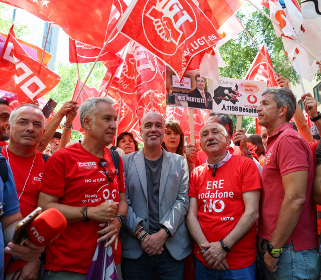 El secretario general de CC.OO, Unai Sordo y el secretario general de UGT, Pepe Álvarez, en la concentración contra el ERE de Vodafone España.