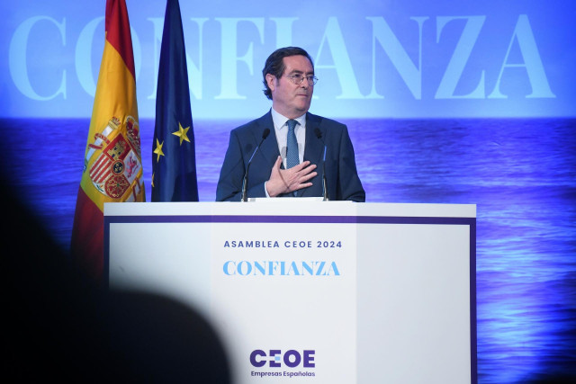 El presidente de la CEOE, Antonio Garamendi, interviene durante la Asamblea General de la CEOE, en el auditorio Mutua Madrileña, a 9 de julio de 2024, en Madrid (España).
