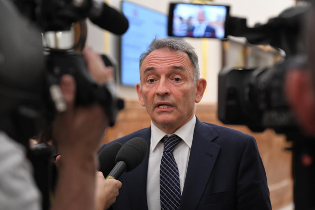 El diputado de Sumar Enrique Santiago, realiza unas declaraciones a los medios, a la salida de una sesión plenaria, en el Congreso de los Diputados, a 25 de junio de 2024, en Madrid (España).