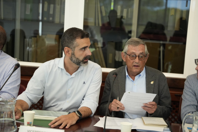 El consejero de Sostenibilidad, Medio Ambiente y Economía Azul, Ramón Fernández-Pacheco (i), junto al biólogo Miguel Delibes de Castro (d).