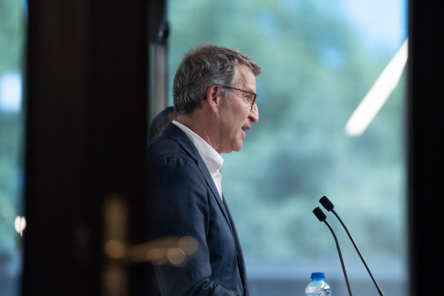 El presidente del PP, Alberto Núñez Feijóo, durante una rueda de prensa  tras su reunión con el grupo del PP, en el Parlament de Catalunya, a 8 de julio de 2024, en Barcelona, Catalunya (España).