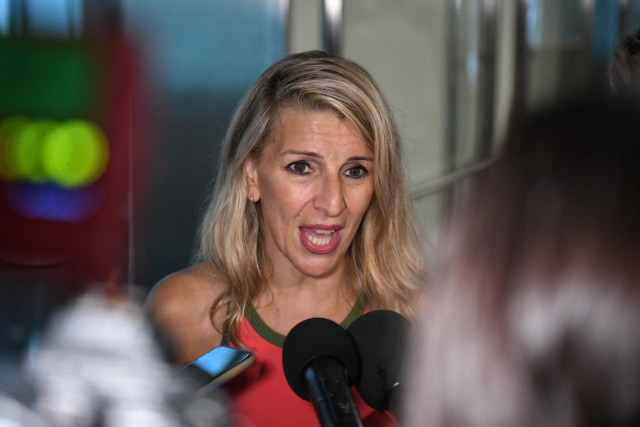 La vicepresidenta segunda del Gobierno, Yolanda Díaz, atiende a los medios de comunicación durante la visita de los participantes en el programa 'Vacaciones en paz', en el Congreso de los Diputados, a 9 de julio de 2024, en Madrid (España).