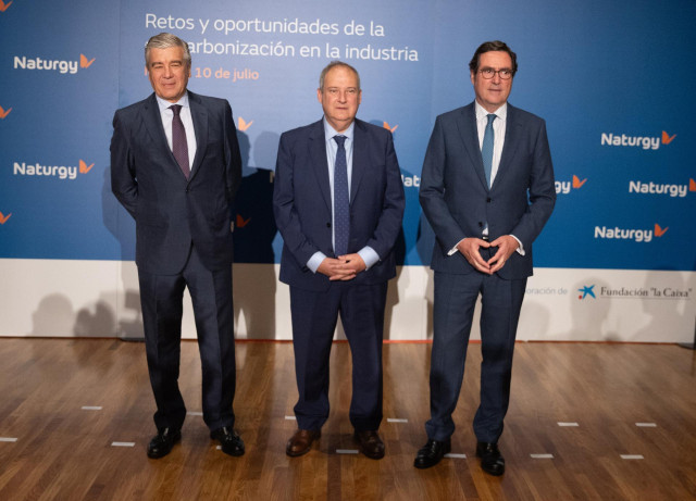 (I-D) El presidente de Naturgy, Francisco Reynés; el ministro de Industria, Jordi Hereu y el presidente de la CEOE, Antonio Garamendi, posan a su llegada a la jornada 'Retos y Oportunidades de la descarbonización en la industria', en CaixaForum Madrid, a