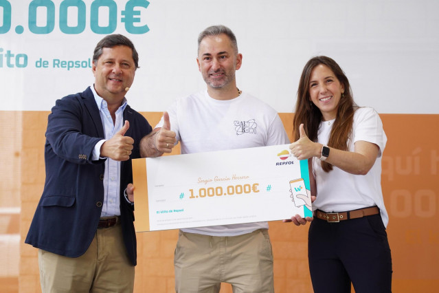 Archivo - El ganador de la campaña de Repsol 'Qué bien te sienta un kilito más', Sergio García Herrero, recoge el premio de la mano del director ejecutivo de movilidad para España y Portugal de Repsol, José Barreiro y la responsable de la estación de serv