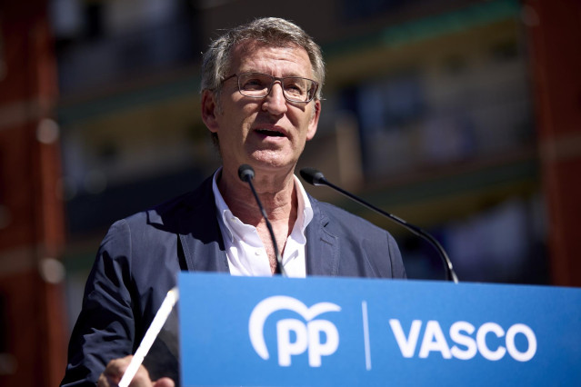 El presidente del Partido Popular, Alberto Núñez Feijóo, interviene durante el homenaje al concejal del PP Miguel Ángel Blanco, en la Escultura por las Víctimas del Terrorismo, a 10 de julio de 2024, en Ermua, Vizcaya, País Vasco (España). Hace 27 años, e
