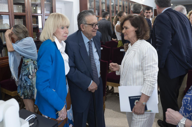 Los consejeros permanentes, María Teresa Fernández de la Vega y Miguel Herrero y Rodríguez de Miñón, y la presidenta del Consejo de Estado, Carmen Calvo, durante una rueda de prensa de presentación de la Memoria 2023 del Consejo de Estado, en su sede.
