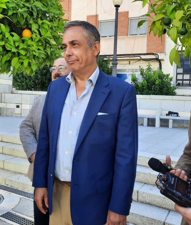 El presidente del Grupo Parlamentario Vox en la Asamblea de Extremadura, Ángel Pelayo Gordillo, junto al diputado autonómico de la formación, Juan José García, en declaraciones a los medios