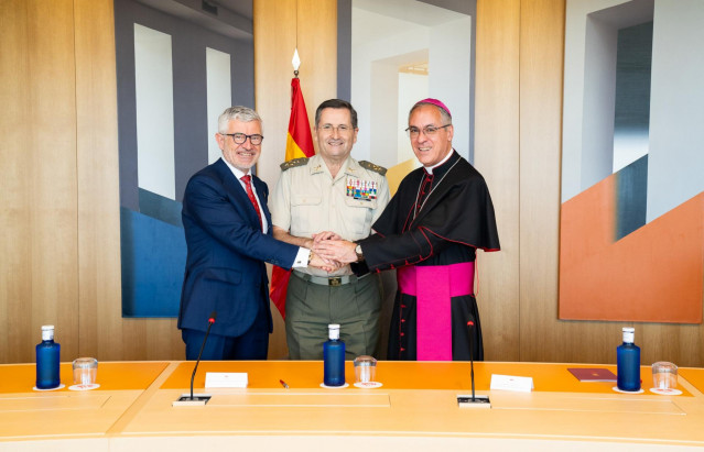 El CEO de Santander España, Ángel Rivera; el jefe del Estado Mayor del Ejército de Tierra (JEME), el general Amador Enseñat y Berea; y el arzobispo castrense, monseñor Juan Antonio Aznárez.