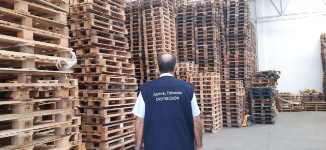 Un funcionario de la Agencia Triburaria en una empresa de ventas de palés de madera.